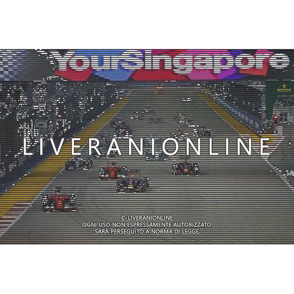 Sebastian Vettel (GER) Ferrari leads at the start of the race. 20.09.2015. Formula 1 World Championship, Rd 13, Singapore Grand Prix, Singapore, Singapore, Race Day. AG ALDO LIVERANI SAS ONLY ITALY