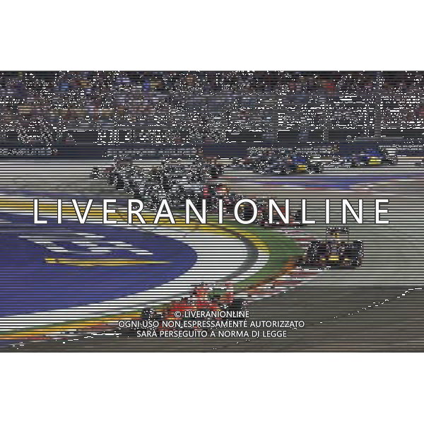 Sebastian Vettel (GER) Ferrari leads at the start of the race. 20.09.2015. Formula 1 World Championship, Rd 13, Singapore Grand Prix, Singapore, Singapore, Race Day. AG ALDO LIVERANI SAS ONLY ITALY