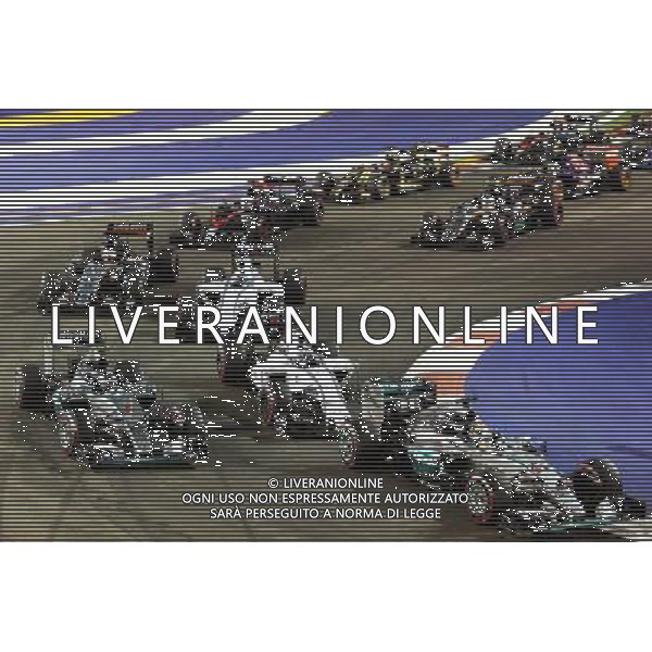 Lewis Hamilton (GBR) Mercedes AMG F1 W06, Nico Rosberg (GER) Mercedes AMG F1 W06 and Valtteri Bottas (FIN) Williams FW37 at the start of the race. 20.09.2015. Formula 1 World Championship, Rd 13, Singapore Grand Prix, Singapore, Singapore, Race Day. AG ALDO LIVERANI SAS ONLY ITALY