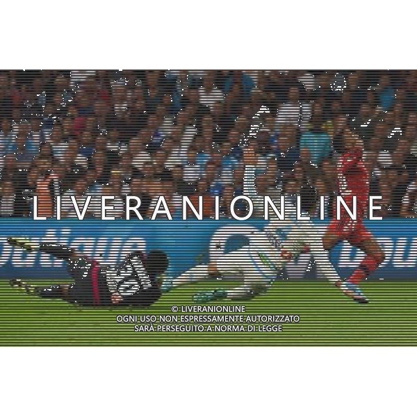 Faute Steve Mandanda sur Alexandre Lacazette - 20.09.2015 - Marseille / Lyon - 6eme journee de Ligue 1 Photo : Alexandre Dimou / Icon Sport AG ALDO LIVERANI SAS ONLY ITALY