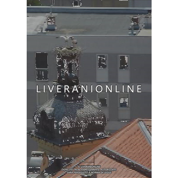 OSJEK CROAZIA 2015 NELLA FOTO LE CICOGNE SU UN TETTO DI UN EDIFICIO AG ALDO LIVERANI SAS