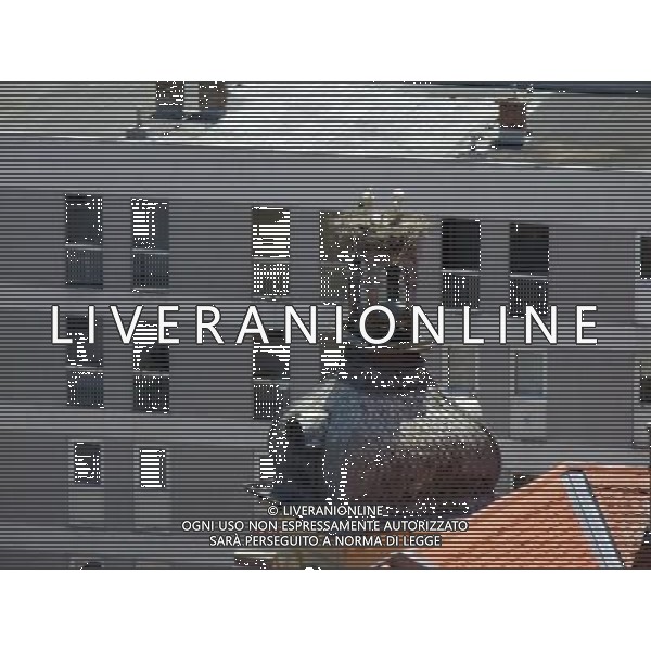 OSJEK CROAZIA 2015 NELLA FOTO LE CICOGNE SU UN TETTO DI UN EDIFICIO AG ALDO LIVERANI SAS