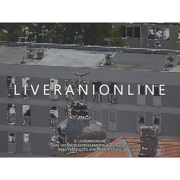 OSJEK CROAZIA 2015 NELLA FOTO LE CICOGNE SU UN TETTO DI UN EDIFICIO AG ALDO LIVERANI SAS