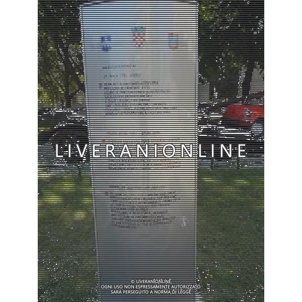 OSJEK CROAZIA 2015 NELLA FOTO Scritto sulla targa del monumento << Il 27 giugno, 1991 il carro armato del grande aggressore Serbo, distrusse la fiat rossa che fu parcheggiata in difesa di questo incrocio dal nostro cittadino Branko Breskic. In memoria della resistenza, della difesa e della vittoria sulla guerra imposta, questa installazione artistica  stata eretta dai cittadini della inconquistata cittˆ di Osijek. AG ALDO LIVERANI SAS
