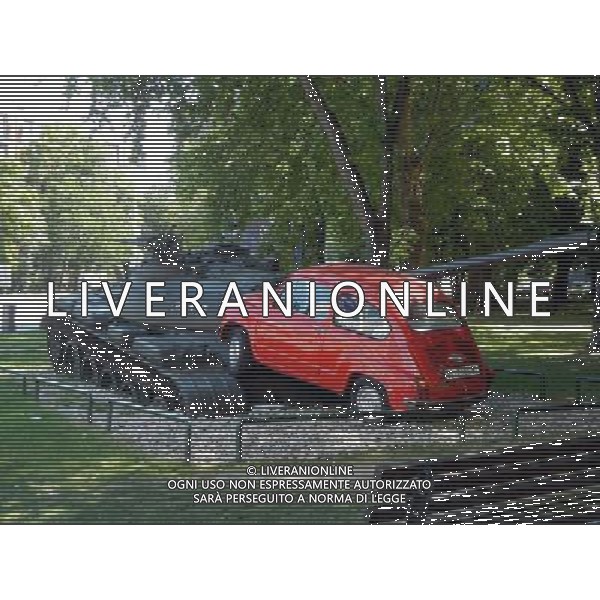 OSJEK CROAZIA 2015 NELLA FOTO Scritto sulla targa del monumento << Il 27 giugno, 1991 il carro armato del grande aggressore Serbo, distrusse la fiat rossa che fu parcheggiata in difesa di questo incrocio dal nostro cittadino Branko Breskic. In memoria della resistenza, della difesa e della vittoria sulla guerra imposta, questa installazione artistica  stata eretta dai cittadini della inconquistata cittˆ di Osijek. AG ALDO LIVERANI SAS