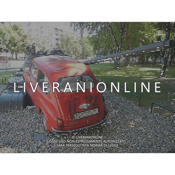 OSJEK CROAZIA 2015 NELLA FOTO Scritto sulla targa del monumento << Il 27 giugno, 1991 il carro armato del grande aggressore Serbo, distrusse la fiat rossa che fu parcheggiata in difesa di questo incrocio dal nostro cittadino Branko Breskic. In memoria della resistenza, della difesa e della vittoria sulla guerra imposta, questa installazione artistica  stata eretta dai cittadini della inconquistata cittˆ di Osijek. AG ALDO LIVERANI SAS