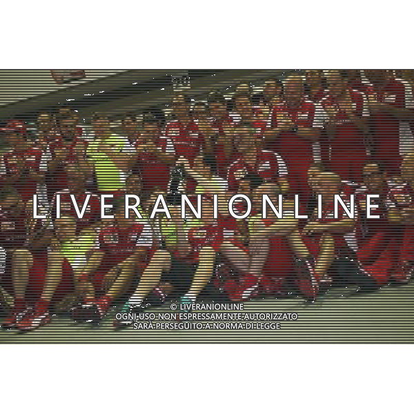 Kimi Raikkonen (FIN) Ferrari celebrates his third position with the team. 20.09.2015. Formula 1 World Championship, Rd 13, Singapore Grand Prix, Singapore, Singapore, Race Day. AG ALDO LIVERANI SAS ONLY ITALY