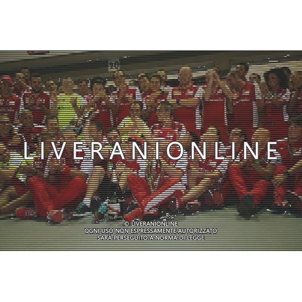Race winner Sebastian Vettel (GER) Ferrari and third placed Kimi Raikkonen (FIN) Ferrari celebrate with the team. 20.09.2015. Formula 1 World Championship, Rd 13, Singapore Grand Prix, Singapore, Singapore, Race Day. AG ALDO LIVERANI SAS ONLY ITALY