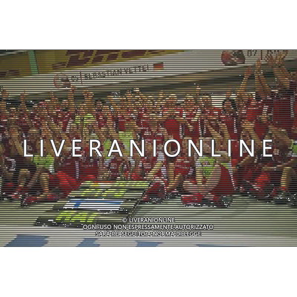 Race winner Sebastian Vettel (GER) Ferrari and third placed Kimi Raikkonen (FIN) Ferrari celebrate with the team. 20.09.2015. Formula 1 World Championship, Rd 13, Singapore Grand Prix, Singapore, Singapore, Race Day. AG ALDO LIVERANI SAS ONLY ITALY