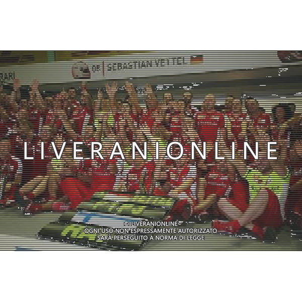 Race winner Sebastian Vettel (GER) Ferrari and third placed Kimi Raikkonen (FIN) Ferrari celebrate with the team. 20.09.2015. Formula 1 World Championship, Rd 13, Singapore Grand Prix, Singapore, Singapore, Race Day. AG ALDO LIVERANI SAS ONLY ITALY