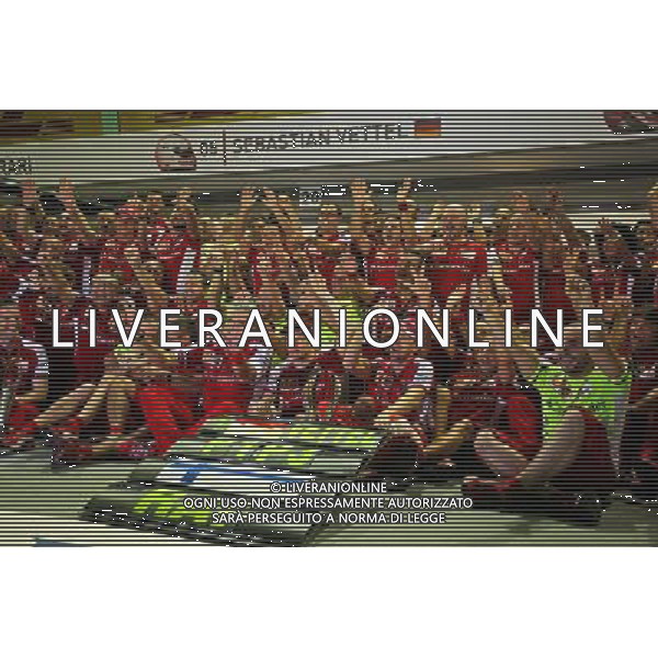Race winner Sebastian Vettel (GER) Ferrari and third placed Kimi Raikkonen (FIN) Ferrari celebrate with the team. 20.09.2015. Formula 1 World Championship, Rd 13, Singapore Grand Prix, Singapore, Singapore, Race Day. AG ALDO LIVERANI SAS ONLY ITALY