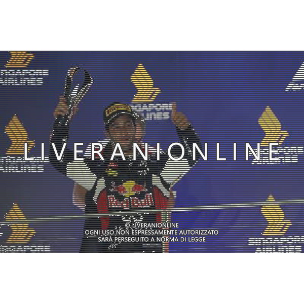 Daniel Ricciardo (AUS) Red Bull Racing celebrates his second position on the podium. 20.09.2015. Formula 1 World Championship, Rd 13, Singapore Grand Prix, Singapore, Singapore, Race Day. AG ALDO LIVERANI SAS ONLY ITALY