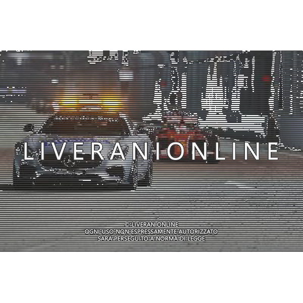 Sebastian Vettel (GER) Ferrari SF15-T leads behind the FIA Safety Car. 20.09.2015. Formula 1 World Championship, Rd 13, Singapore Grand Prix, Singapore, Singapore, Race Day. AG ALDO LIVERANI SAS ONLY ITALY