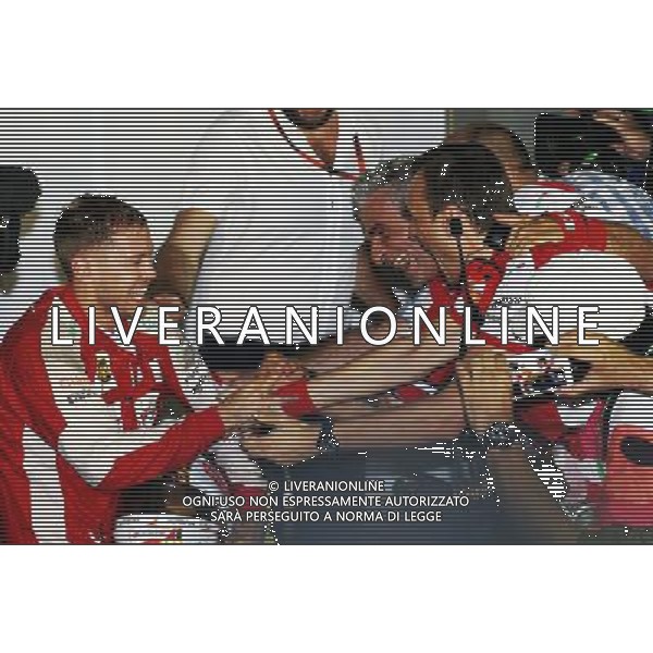 Race winner Sebastian Vettel (GER) Ferrari celebrates with Maurizio Arrivabene (ITA) Ferrari Team Principal in parc ferme. 20.09.2015. Formula 1 World Championship, Rd 13, Singapore Grand Prix, Singapore, Singapore, Race Day. AG ALDO LIVERANI SAS ONLY ITALY