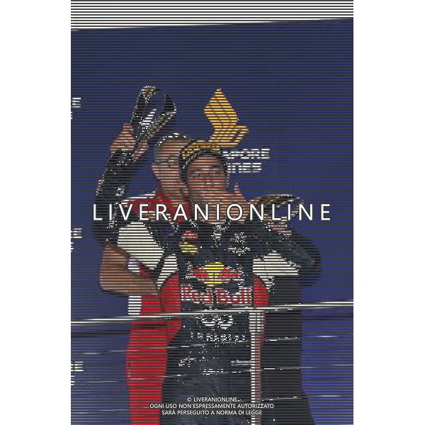 Daniel Ricciardo (AUS) Red Bull Racing celebrates his second position on the podium. 20.09.2015. Formula 1 World Championship, Rd 13, Singapore Grand Prix, Singapore, Singapore, Race Day. AG ALDO LIVERANI SAS ONLY ITALY
