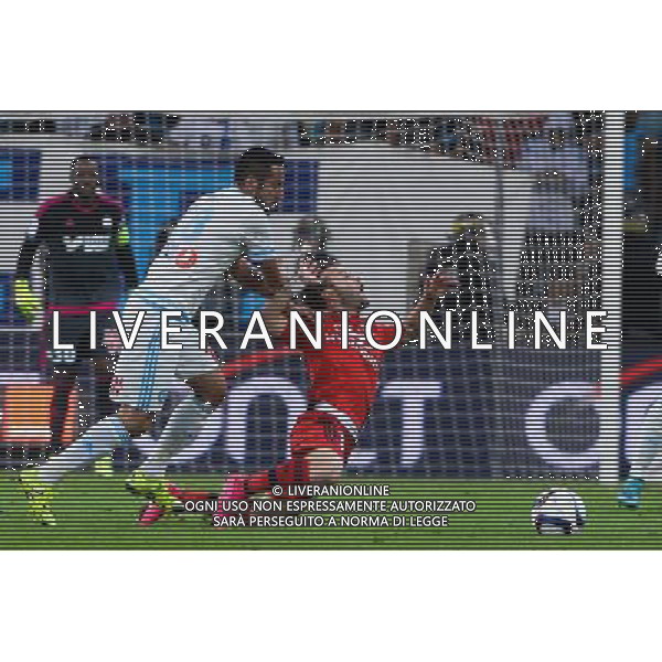 Mauricio ISLA / Mathieu VALBUENA - 20.09.2015 - Marseille / Lyon - 6eme journee de Ligue 1 Photo : Gaston Petrelli / Icon Sport AG ALDO LIVERANI SAS ONLY ITALY