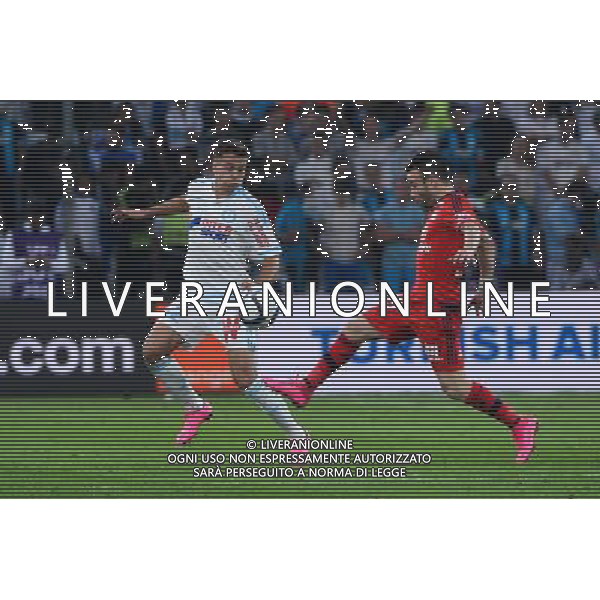 Javier MANQUILLO / Mathieu VALBUENA - 20.09.2015 - Marseille / Lyon - 6eme journee de Ligue 1 Photo : Gaston Petrelli / Icon Sport