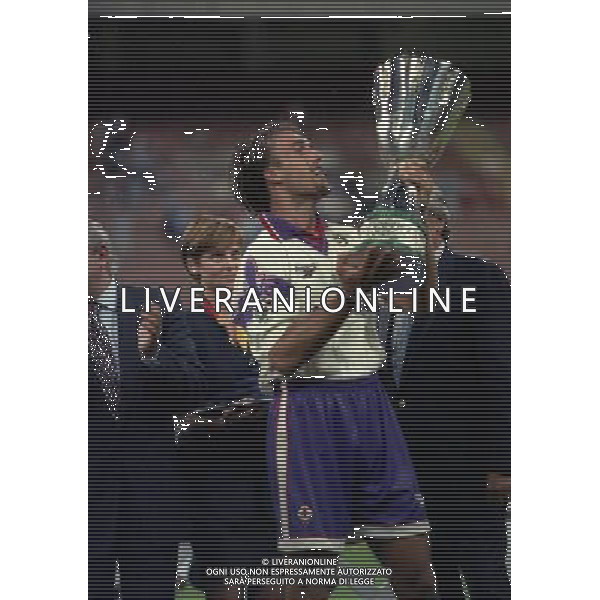 MILANO 25-08-1996 SUPERCOPPA ITALIANA MILAN FIORENTINA NELLA FOTO GABRIEL BATISTUTA CON LA SUPER COPPA ITALIANA AG ALDO LIVERANI SAS