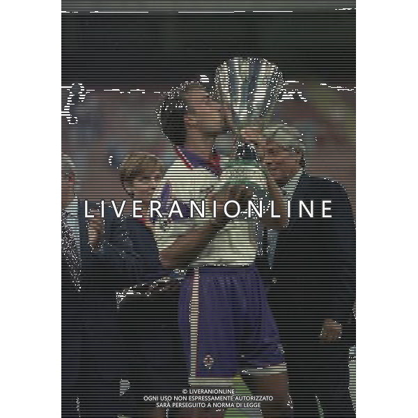 MILANO 25-08-1996 SUPERCOPPA ITALIANA MILAN FIORENTINA NELLA FOTO GABRIEL BATISTUTA CON LA SUPER COPPA ITALIANA AG ALDO LIVERANI SAS
