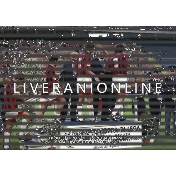 MILANO 25-08-1996 SUPERCOPPA ITALIANA MILAN FIORENTINA NELLA FOTO LUCIANO NIZZOLA PREMIA I GIOCATORI DEL MILAN PER IL SECONDO POSTO AG ALDO LIVERANI SAS