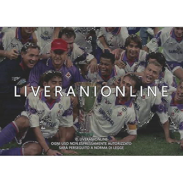 MILANO 25-08-1996 SUPERCOPPA ITALIANA MILAN FIORENTINA NELLA FOTO I GIOCATORI DELLA FIORENTINA FESTEGGIANO LA SUPERCOPPAITALIANA MANUEL RUI COSTA E GABRIEL BATISTUTA AG ALDO LIVERANI SAS
