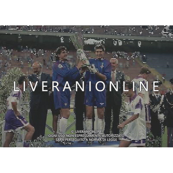 MILANO 25-08-1996 SUPERCOPPA ITALIANA MILAN FIORENTINA NELLA FOTO FRANCESCO TOLDO E MAREGGINI GIANMATTEO CON LA SUPERCOPPA ITALIANA AG ALDO LIVERANI SAS