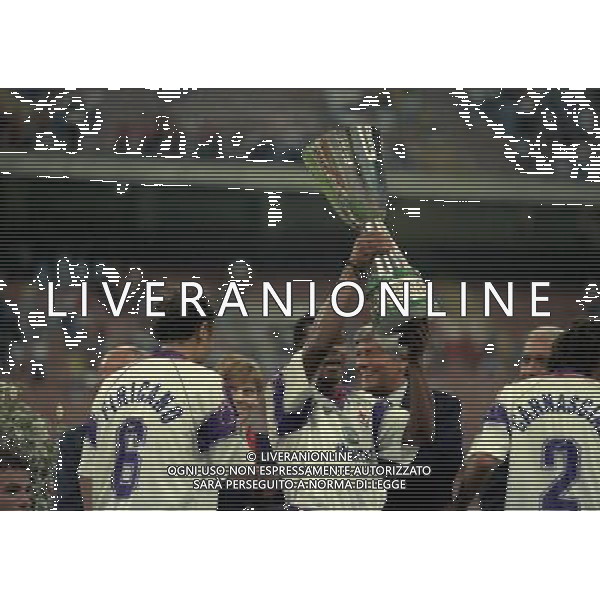 MILANO 25-08-1996 SUPERCOPPA ITALIANA MILAN FIORENTINA NELLA FOTO LUIS OIVEIRA CON LA SUPERCOPPA ITALIANA AG ALDO LIVERANI SAS