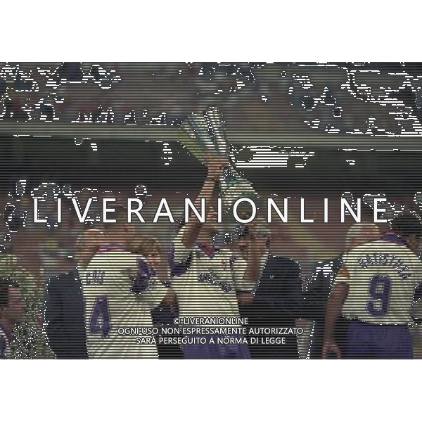 MILANO 25-08-1996 SUPERCOPPA ITALIANA MILAN FIORENTINA NELLA FOTO I GIOCATORI DELLA FIORENTINA CON LA SUPERCOPPA ITALIANA AG ALDO LIVERANI SAS