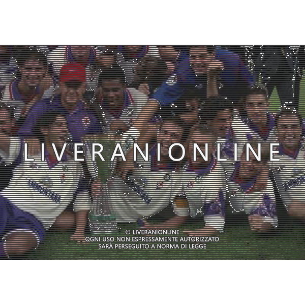 MILANO 25-08-1996 SUPERCOPPA ITALIANA MILAN FIORENTINA NELLA FOTO I GIOCATORI DELLA FIORENTINA CON LA SUPERCOPPA ITALIANA AG ALDO LIVERANI SAS