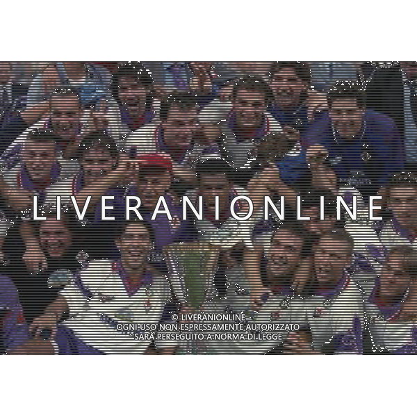 MILANO 25-08-1996 SUPERCOPPA ITALIANA MILAN FIORENTINA NELLA FOTO I GIOCATORI DELLA FIORENTINA CON LA SUPERCOPPA ITALIANA AG ALDO LIVERANI SAS