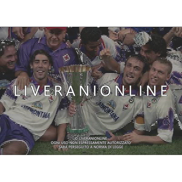 MILANO 25-08-1996 SUPERCOPPA ITALIANA MILAN FIORENTINA NELLA FOTO MANUEL RUI COSTA E GABRIEL BATISTUTA E SANDRO COIS CON LA SUPERCOPPA ITALIANA AG ALDO LIVERANI SAS