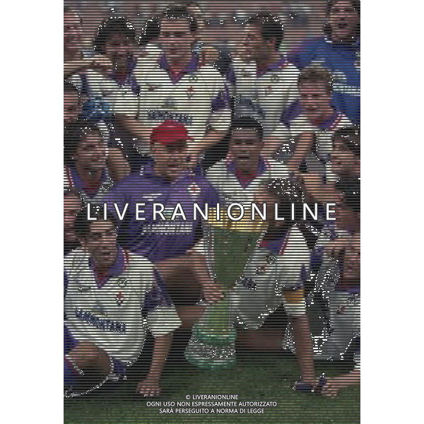 MILANO 25-08-1996 SUPERCOPPA ITALIANA MILAN FIORENTINA NELLA FOTO MANUEL RUI COSTA E GABRIEL BATISTUTA E SANDRO COIS CON LA SUPERCOPPA ITALIANA AG ALDO LIVERANI SAS