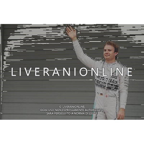 Nico Rosberg (GER) Mercedes AMG F1 celebrates his pole position in parc ferme. 26.09.2015. Formula 1 World Championship, Rd 14, Japanese Grand Prix, Suzuka, Japan, Qualifying Day. AG ALDO LIVERANI SAS ONLY ITALY