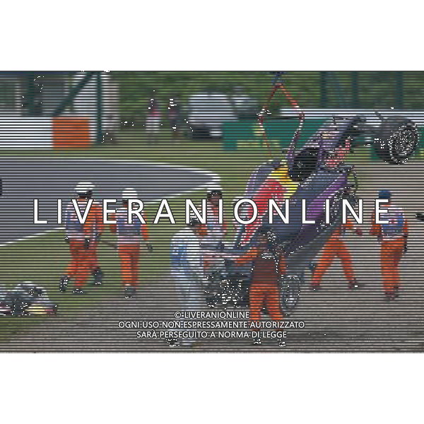The Red Bull Racing RB11 of Daniil Kvyat (RUS) is removed by marshalls after he crashed in qualifying. 26.09.2015. Formula 1 World Championship, Rd 14, Japanese Grand Prix, Suzuka, Japan, Qualifying Day. AG ALDO LIVERANI SAS ONLY ITALY
