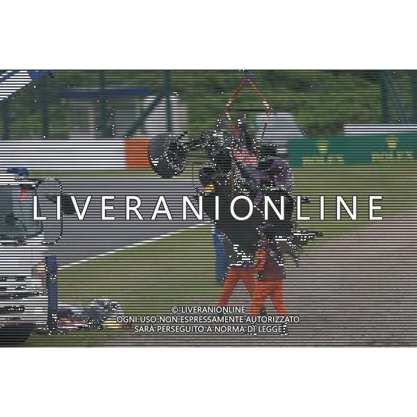 The Red Bull Racing RB11 of Daniil Kvyat (RUS) is removed by marshalls after he crashed in qualifying. 26.09.2015. Formula 1 World Championship, Rd 14, Japanese Grand Prix, Suzuka, Japan, Qualifying Day. AG ALDO LIVERANI SAS ONLY ITALY
