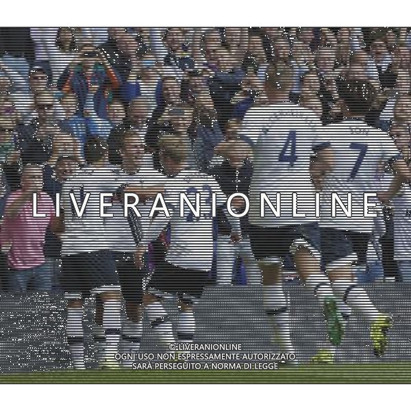 Tottenham Hotspur\'s Harry Kane celebrates scoring his sides third goal with team-mates Photographer Craig Mercer/CameraSport Football - Barclays Premiership - Tottenham Hotspur v Manchester City - Saturday 26th September 2015 - White Hart Lane - London © CameraSport - 43 Linden Ave. Countesthorpe. Leicester. England. LE8 5PG - Tel: +44 (0) 116 277 4147 - admin@camerasport.com - www.camerasport.com AG ALDO LIVERANI SAS ONLY ITALY