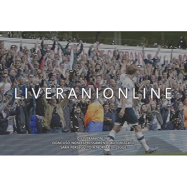 Tottenham Hotspur\'s Harry Kane celebrates scoring his sides third goal with the home fans Photographer Craig Mercer/CameraSport Football - Barclays Premiership - Tottenham Hotspur v Manchester City - Saturday 26th September 2015 - White Hart Lane - London © CameraSport - 43 Linden Ave. Countesthorpe. Leicester. England. LE8 5PG - Tel: +44 (0) 116 277 4147 - admin@camerasport.com - www.camerasport.com AG ALDO LIVERANI SAS ONLY ITALY