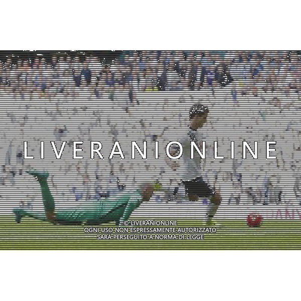 Tottenham Hotspur\'s Erik Lamela takes the ball past Manchester City\'s Wilfredo Caballero to score his sides fourth goal Photographer Craig Mercer/CameraSport Football - Barclays Premiership - Tottenham Hotspur v Manchester City - Saturday 26th September 2015 - White Hart Lane - London © CameraSport - 43 Linden Ave. Countesthorpe. Leicester. England. LE8 5PG - Tel: +44 (0) 116 277 4147 - admin@camerasport.com - www.camerasport.com AG ALDO LIVERANI SAS ONLY ITALY