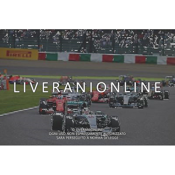 Lewis Hamilton (GBR) Mercedes AMG F1 W06 leads at the start of the race. 27.09.2015. Formula 1 World Championship, Rd 14, Japanese Grand Prix, Suzuka, Japan, Race Day. AG ALDO LIVERANI SAS ONLY ITALY