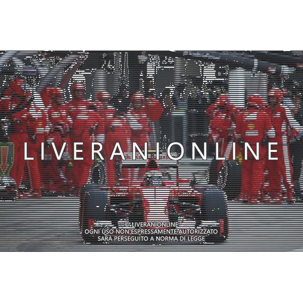 Kimi Raikkonen (FIN) Ferrari SF15-T makes a pit stop. 27.09.2015. Formula 1 World Championship, Rd 14, Japanese Grand Prix, Suzuka, Japan, Race Day. AG ALDO LIVERANI SAS ONLY ITALY