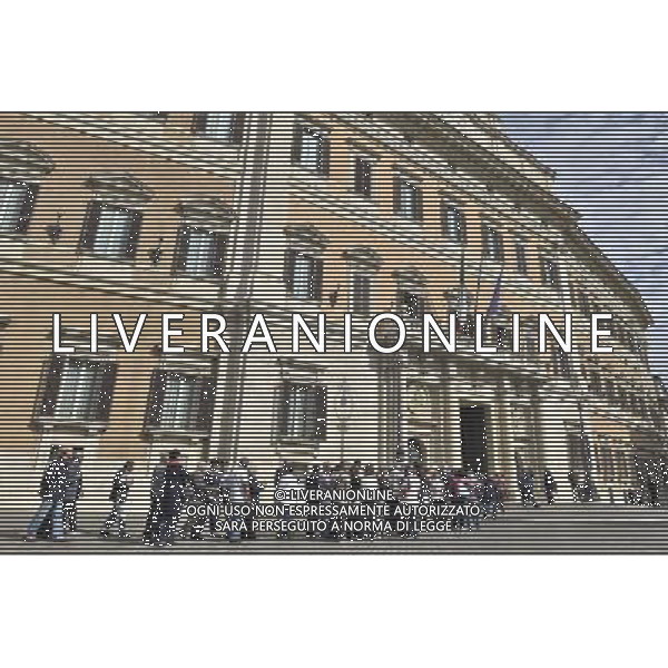 29-09-2015 ROMA MONTECITORIO CAMERA ARDENTE PIETRO INGRAO NELLA FOTO LA FILA DI GENTE PER RENDERE OMAGGIO A PIETRO INGRAO FOTO FABRIZIO CORRADETTI-AG ALDO LIVERANI SAS