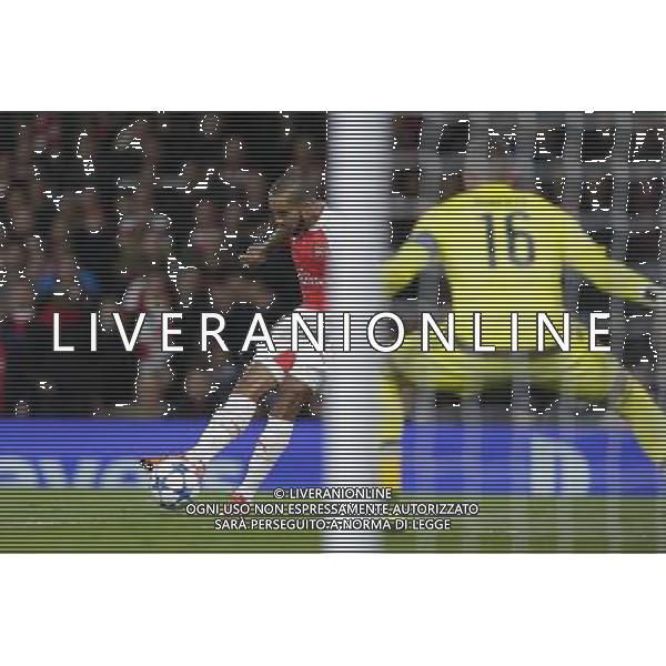 Arsenal\'s Theo Walcott scores his sides equalising goal past Olympiakos\' Roberto to make the score 1-1 Photographer Craig Mercer/CameraSport Football - UEFA Champions League Group F - Arsenal v Olympiakos - Tuesday 29th September 2015 - Emirates Stadium - London - © CameraSport - 43 Linden Ave. Countesthorpe. Leicester. England. LE8 5PG - Tel: +44 (0) 116 277 4147 - admin@camerasport.com - www.camerasport.com AG ALDO LIVERANI SAS ONLY ITALY