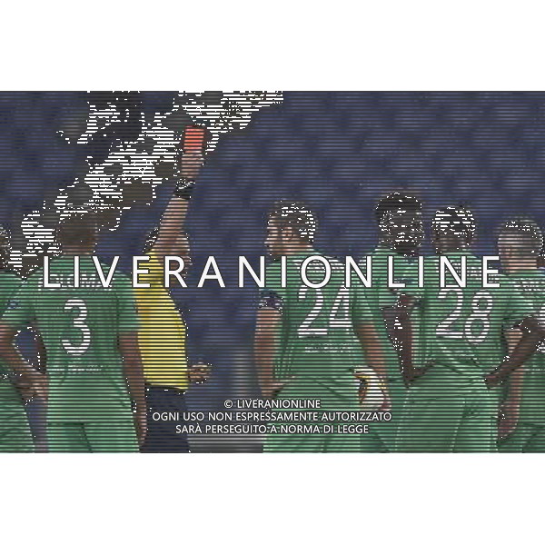 Roma - 01/10/2015 - Stadio Olimpico - UEFA Europa League 2015-2016 - Gruppo G - Lazio vs Saint Etienne - nella foto: L\'arbitro Halis Ozkahya espelle Sall / Ph. Fabrizio Corradetti - Ag. Aldo Liverani sas