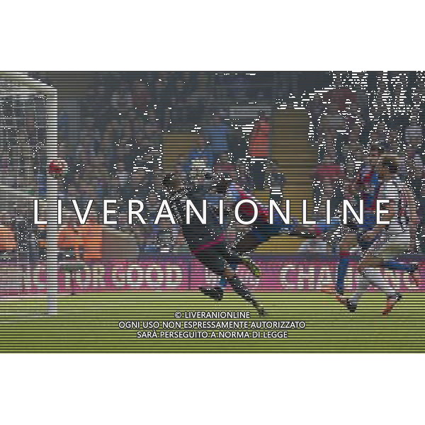 Crystal Palace\'s Yannick Bolasie (10) heads the ball past West Bromwich Albion\'s Boaz Myhill to score his side\'s opening goal Photographer Craig Mercer/CameraSport Football - Barclays Premiership - Crystal Palace v West Bromwich Albion - Saturday 3rd October 2015 - Selhurst Park - London © CameraSport - 43 Linden Ave. Countesthorpe. Leicester. England. LE8 5PG - Tel: +44 (0) 116 277 4147 - admin@camerasport.com - www.camerasport.com AG ALDO LIVERANI SAS ONLY ITALY