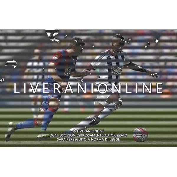 West Bromwich Albion\'s Saido Berahino shields the ball from Crystal Palace\'s James McArthur Photographer Craig Mercer/CameraSport Football - Barclays Premiership - Crystal Palace v West Bromwich Albion - Saturday 3rd October 2015 - Selhurst Park - London © CameraSport - 43 Linden Ave. Countesthorpe. Leicester. England. LE8 5PG - Tel: +44 (0) 116 277 4147 - admin@camerasport.com - www.camerasport.com AG ALDO LIVERANI SAS ONLY ITALY