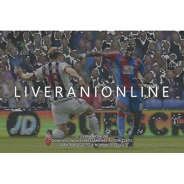 Crystal Palace\'s Wilfried Zaha is tackled by West Bromwich Albion\'s Craig Dawson Photographer Craig Mercer/CameraSport Football - Barclays Premiership - Crystal Palace v West Bromwich Albion - Saturday 3rd October 2015 - Selhurst Park - London © CameraSport - 43 Linden Ave. Countesthorpe. Leicester. England. LE8 5PG - Tel: +44 (0) 116 277 4147 - admin@camerasport.com - www.camerasport.com AG ALDO LIVERANI SAS ONLY ITALY