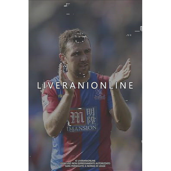 Crystal Palace\'s James McArthur applauds the home fans at full time Photographer Craig Mercer/CameraSport Football - Barclays Premiership - Crystal Palace v West Bromwich Albion - Saturday 3rd October 2015 - Selhurst Park - London © CameraSport - 43 Linden Ave. Countesthorpe. Leicester. England. LE8 5PG - Tel: +44 (0) 116 277 4147 - admin@camerasport.com - www.camerasport.com AG ALDO LIVERANI SAS ONLY ITALY