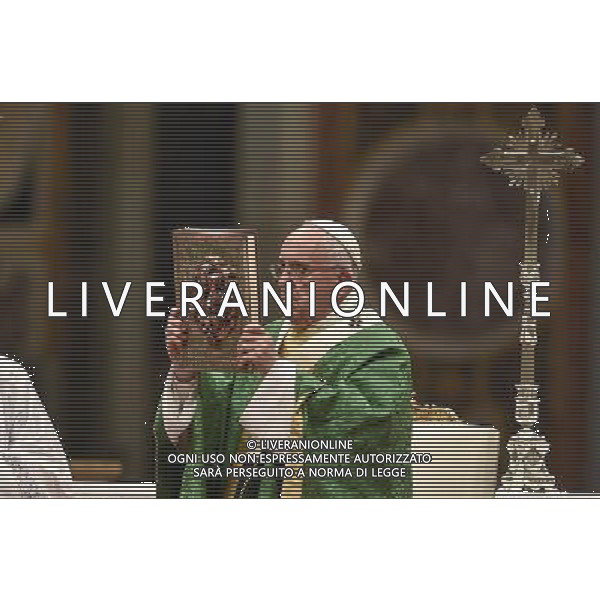 Roma - 04/10/2015 - Basilica di S. Pietro - Santa Messa dell\'Apertura della XIV Assemblea Generale Ordinaria del Sinodo dei Vescovi - nella foto: Papa Francesco / Ph. Fabrizio Corradetti - Ag. Aldo Liverani Sas