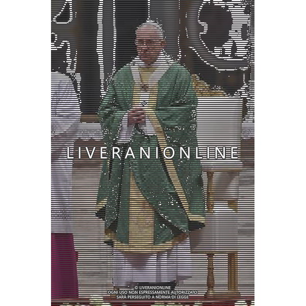 Roma - 04/10/2015 - Basilica di S. Pietro - Santa Messa dell\'Apertura della XIV Assemblea Generale Ordinaria del Sinodo dei Vescovi - nella foto: Papa Francesco / Ph. Fabrizio Corradetti - Ag. Aldo Liverani Sas