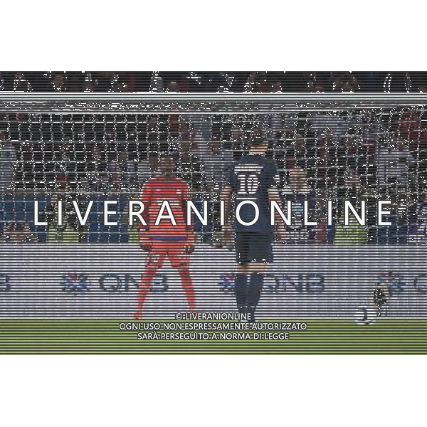 Zlatan IBRAHIMOVIC / Steve MANDANDA - 04.10.2015 - PSG / Marseille - 9eme journee Ligue 1 Photo : Nolwenn Le Gouic / Icon Sport AG ALDO LIVERANI SAS ONLY ITALY
